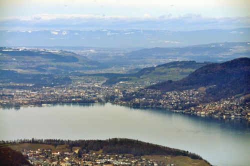 Blick über den Thunersee und Thun zum Jura

