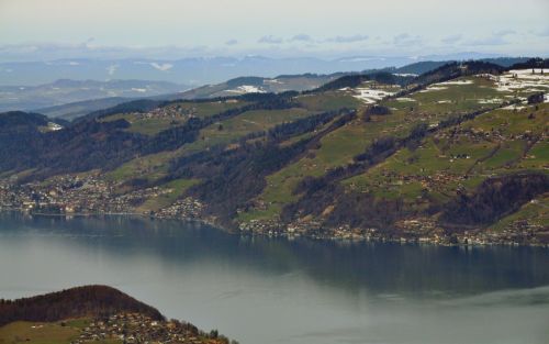 Das Gebiet von Schwanden, dahinter der Jura
