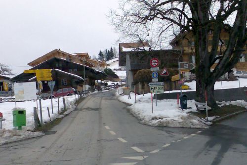 ... bis es hier links rauf geht und man über einen ziemlich matschigen Weg...
