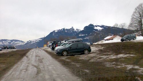 ... zum Parkplatz kommt
