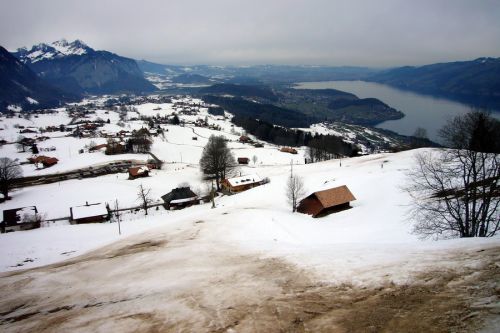 Die Schneelage wird langsam prekär - [url=http://www.spitz-derby.ch/site/skigebiet.html]aber hier sind einige Bilder mit Pulverschnee[/url]!
