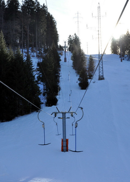 Dem Steilhang führt eine Hochspannungsleitung aus den 1920ern entlang - so hatte man auch gleich eine Skischneise...
