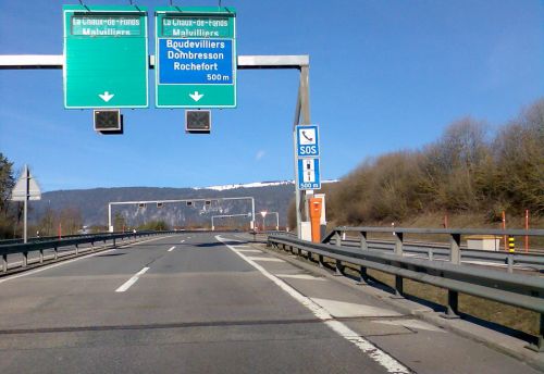 Im Val de Ruz - rechts könnte man hier schon nach Les Bugnenets, aber das kommt erst später...
