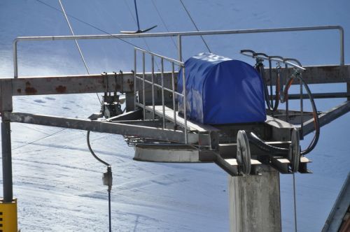 Der Skilift ist laut einem Kenner ein "Gebastel aus Habegger, Küpfer und Baco, angeschrieben mit Bircher Seilbahnen Adelboden" (siehe [url=http://www.sommerschi.com/forum/viewtopic.php?f=8&t=1067]hier[/url])

