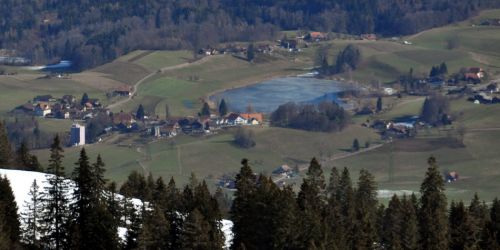 Blick zum noch halb zugefrorenen Dittligsee zwischen Wattenwil und Blumenstein
