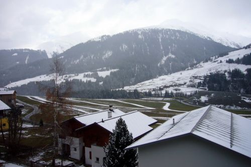 Der Schnee war zwar früh weg - letztes Jahr um diese Zeit lagen noch 51cm Schnee, siehe [url=http://www.wetter-sedrun.ch/start.php?inhalt_mitte=schnee.inc.php]hier[/url] - aber dennoch, danke für diesen Superwinter.

