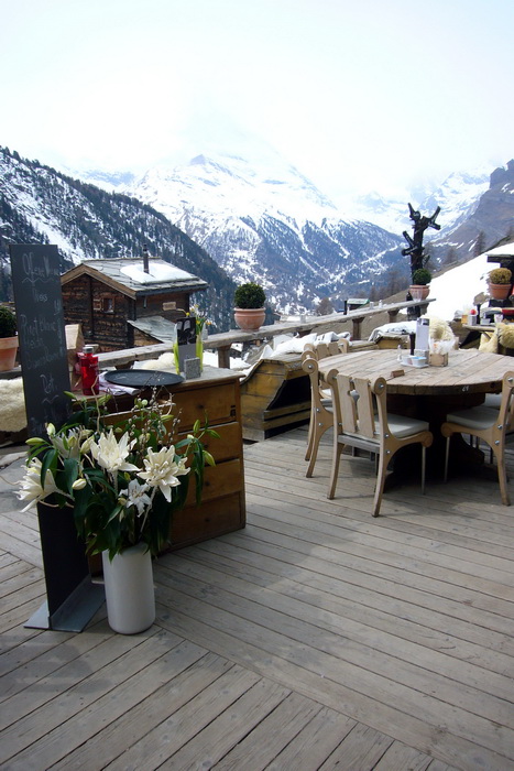 ... und siehe da, [url=http://www.chezvrony.ch/]Chez Vrony in Findeln[/url] ist ideal - ein wenig Heinz Julen, aber nicht zu viel, "wait to be seated" ist zuerst etwas abtörnend, aber was dann kommt, ist wirklich... mjamm!

