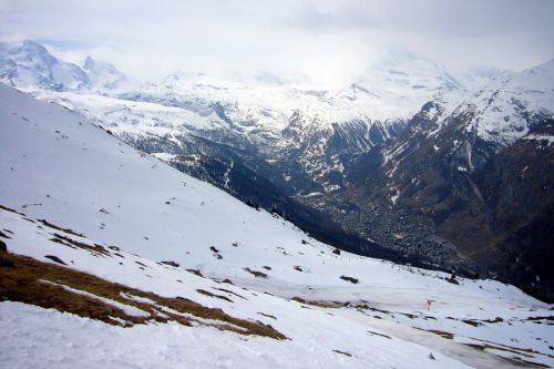 Die Piste hier ist nicht beeist, demnach ist die Unterlage eher dünn
