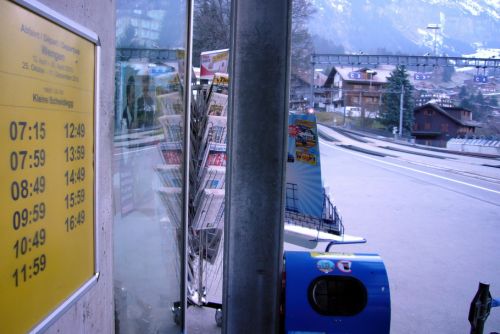 Samstag, 17. April 2010, Wengen - Verarschung: Züge auf die Scheidegg (einziger Zubringer zu den offenen Liften!) nur um 8.49 oder 9.59 - bescheuert...
