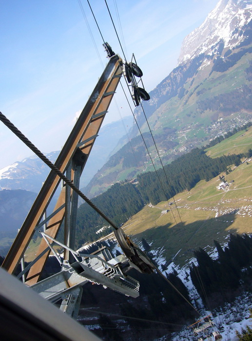 6er-Gondelbahn mit... genau, erinnert irgendwie an den ersten Schlepper auf der Engstligenalp, das System!
