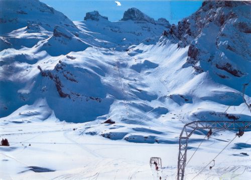 Kleiner Rückblick in die 1970er zuerst, als der WSO-Lift Bitzi noch fuhr und zum Jochpass hoch ein Schlepper führte... (Postkarte)
