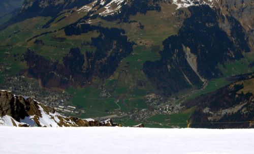 Oben Pulverschnee, unten schon saftige Wiesen
