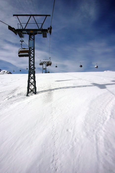 [url=http://www.jacomet.ch/themen/skilift/album/thumbnails.php?album=230&page=2]Letztes Jahr[/url] musste man hier den Lift ausgraben... 
