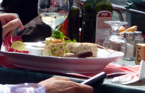 zzz, man fotografiert doch nicht das Essen der Tischnachbarn...
