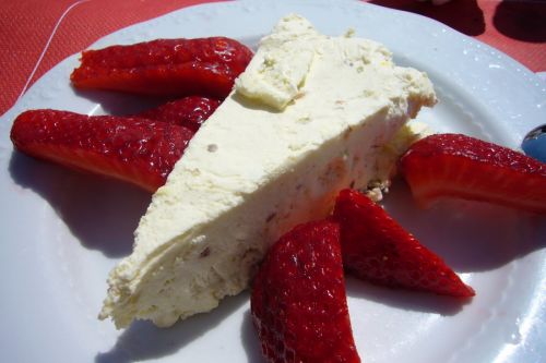 Hausgemachtes Parfait mit frischen Erdbeeren
