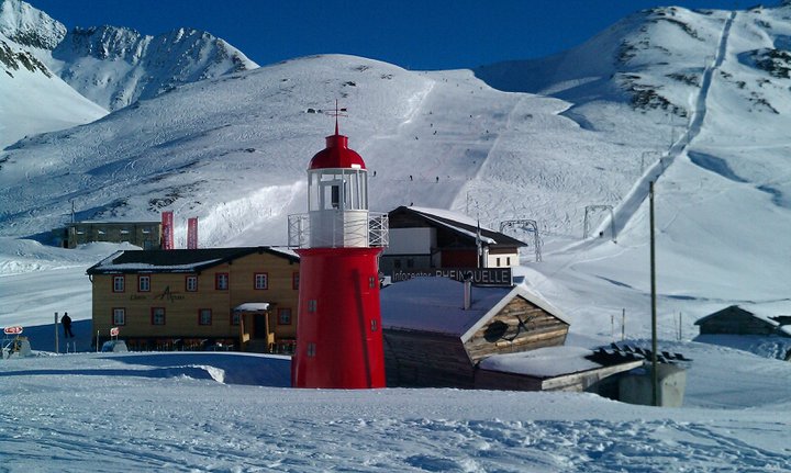 5. Januar 2011: Leuchtturm und Rheinquelle-Infocenter auf dem Oberalppass (Foto: Baseli Huonder) - leider hat man es versäumt, sinnvolle Infotafeln dazu aufzustellen und den Wintergästen günstige Sommerferien anzubieten. Aber Tourismus-Marketing war hier oben immer schon Glückssache...
