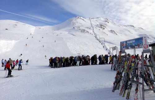Wie immer viel Leute in den letzten Tagen des Jahres - lange Wartezeiten am Oberalppass
