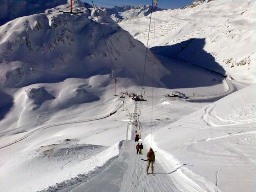 Mittelmässig eingeschneites Oberalpgebiet
