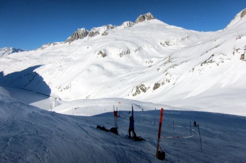 Immer wieder mühsam in der Hochsaison: Pistenteile wegen Skirennen abgesperrt
