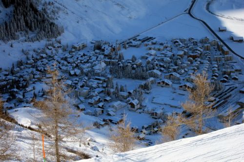 Zoom ins Schattenloch Andermatt - viel Spass den zukünftigen Resortgästen im sonnenfreien Bergdorf!

