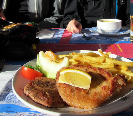 15-Uhr-Mittagessen in der Brandegg (Öpfelchüechli gabs natürlich auch)
