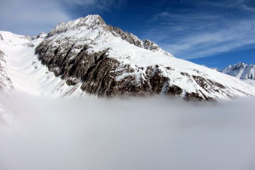 ... aber schon bald tut sich eine der schönstmöglichen Stimmungen über der Surselva auf!

