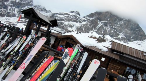 Bei dem Wetter habe ich [url=http://www.jacomet.ch/themen/skilift/album/displayimage.php?pos=-21852]im April die Saison im Chalet Etoile geschlossen[/url]...
