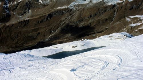 Seltsame Kontraste nach der hohen Schneefallgrenze vor 2 Wochen: unten nix, oben fix
