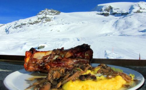 Stinco al Forno mit Funghi-Polenta: Einmal mehr ist das italienische Mittagessen einsame Spitze
