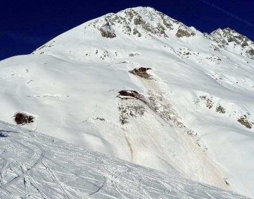 Da ist einiges runtergekommen am Crispalt, insgesamt hält's aber gut - drei Sprengsätze in den Schneehüenerstock-Flanken oberhalb des MGB-Trassees brachten keinerlei Rutsche
