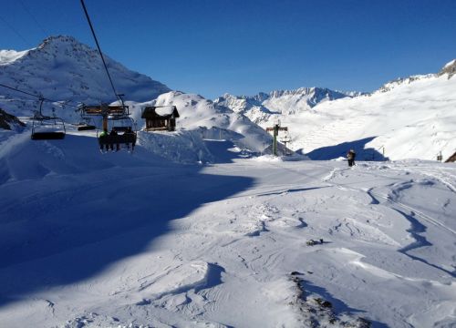 Calmut: Ein tiefer Einschnitt ist nun ganz mit Schnee gefüllt
