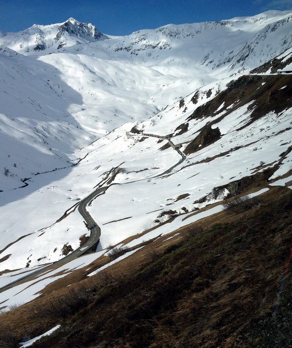 12. April, unterwegs über den Pass - die Schneefräsen sind schon im Einsatz
