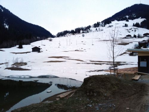 Hier stand mal der [url=http://www.jacomet.ch/themen/skilift/album/thumbnails.php?album=18]Skilift Surrein[/url] - die Talstation stand im neuen Badesee auf NEAT-Aushub, der diesen Sommer eingeweiht wird.
