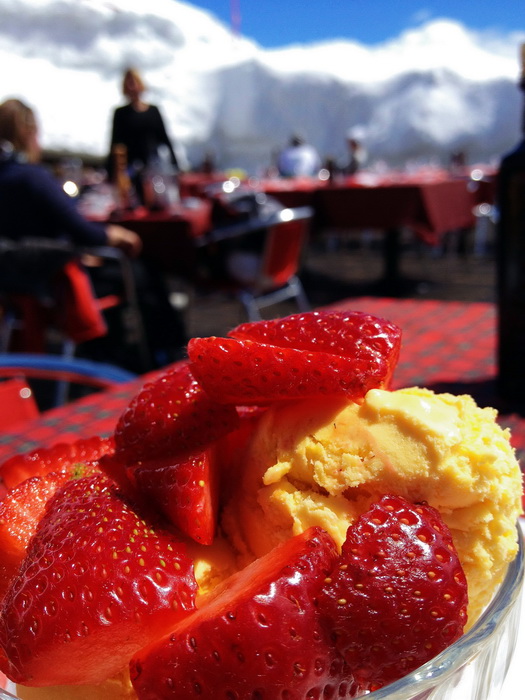 Zum Dessert Erdberen mit Mango-Glace... ebenfalls absolut genial
