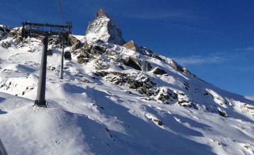 Dank zwei Südstaulagen im Oktober und November hat auch Zermatt - im Gegensatz zum letzten Jahr - etwas Schnee abbekommen
