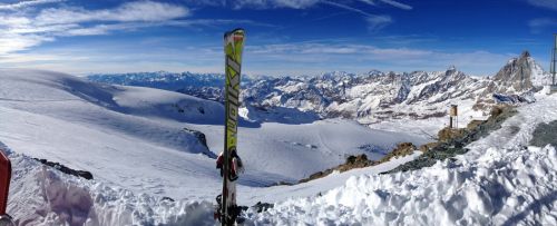 Perfekte Sicht vom Monte Viso bis zum Matterhorn, dazu der traditionelle Eröffnungs-Testski, mein alter Klassiker Völkl Racetiger 155cm
