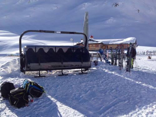 Dies ist die endgültig letzte Saison des Skiliftes Alpsu, ab Dezember 2014 surrt hier ein Bartholet-Sessellift. Probesitzen kann man schon.
