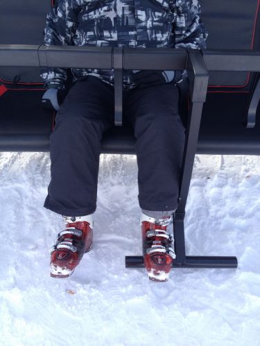 Etwas wenig Platz für ein paar Ski auf der Fussleiste. Zudem ist die Oberfläche der Leiste rutschig und bzw. es fehlen die z.B. bei Leitner üblichen seitlichen Begrenzungen. So haben die Skis keinen Platz und rutschen auch noch weg. Ich hoffe, da kommt in der Endausführung noch ein Gummi drauf.
