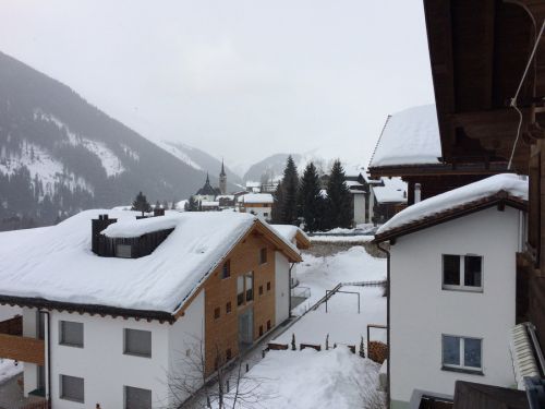 Sedrun, Mittwoch, 12.2.2014 - am Morgen war es noch zu und es schneite etwa 4cm
