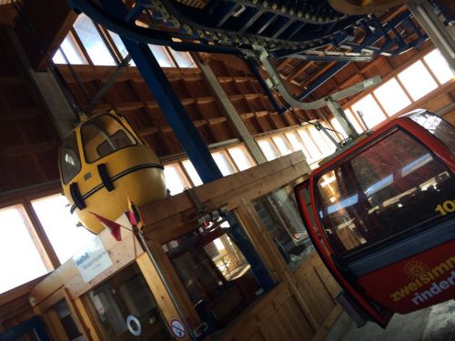 Alte und neue Gondeln am Rinderberg
