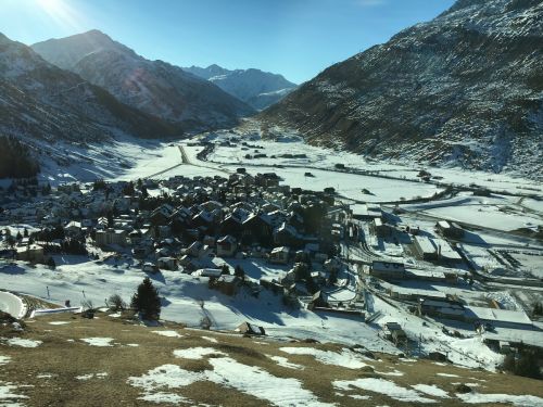 Dieses Album umfasst als historische Erinnerung einige der schneeärmsten Tage, an denen ich in Sedrun je Ski gefahren bin. Anfahrt nach Sedrun: Andermatt, 30. Dezember 2015
