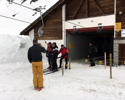 Fototermin: Peter Furger (Gesamtprojektleiter Entwicklung Skiarena) bügelt Baseli Huonder (Anlagenchef Alpsu) und Silvio Schmid (CEO Skiarena) an
