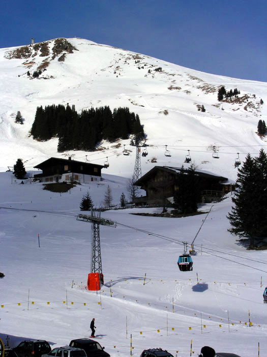 Blick Richtung Lavey, im Vordergrund Hahnenmoos-Bahn
