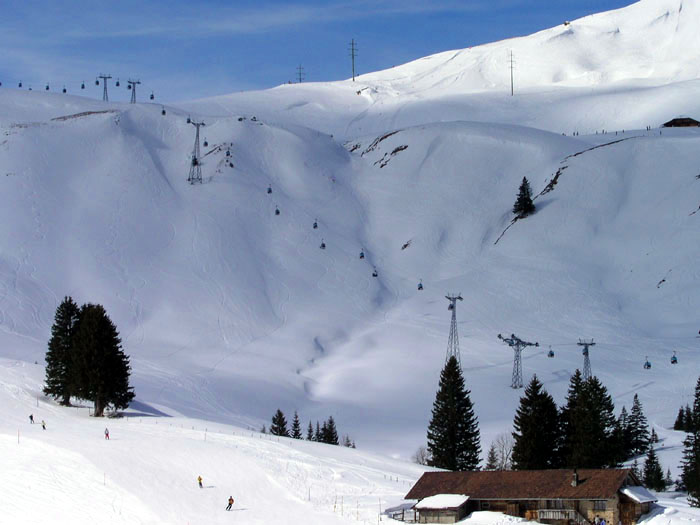 Blick von der Sesselbahn rüber zur Habegger-4er-Gondelbahn Hahnenmoos
