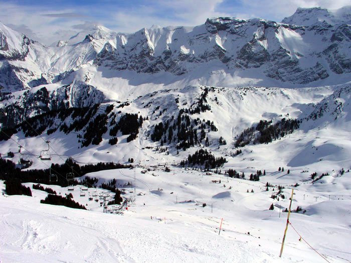 Blick zurück nach Geils, dahinter [url=http://www.jacomet.ch/themen/skilift/album/thumbnails.php?album=86]ein Stück der Engstligenalp[/url]
