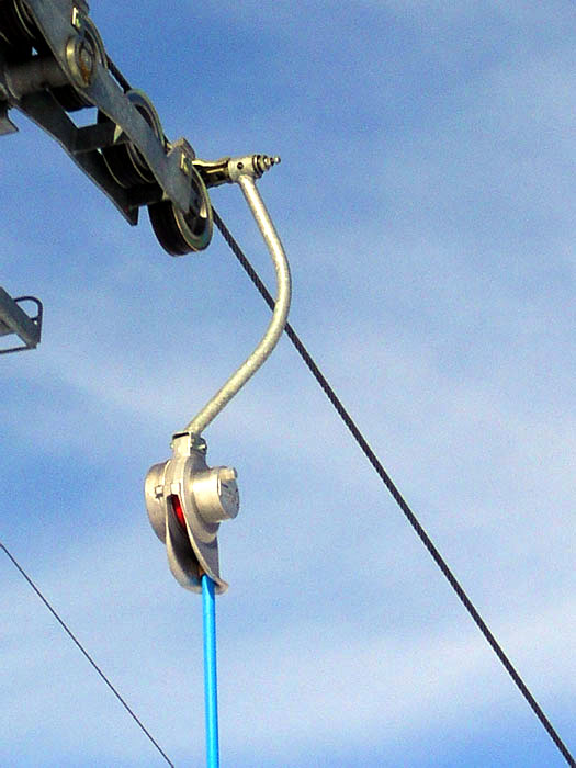 Von-Roll-Gehänge, typisch die blauen Bügel
