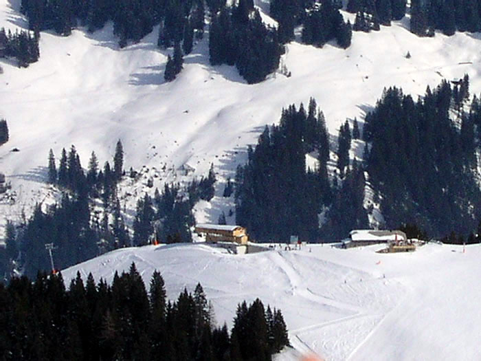 Blick zum Chuenisbärgli (neue Sesselbahn am Weltcup-Hang, ersetzte den schönen alten Habegger-Schlepper von 1964)
