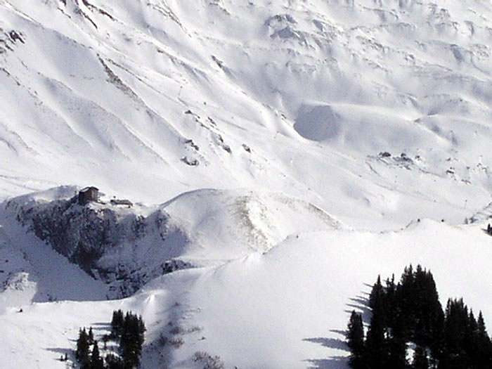 Blick vom Sillerenbühl [url=http://www.jacomet.ch/themen/skilift/album/thumbnails.php?album=86]zur Engstligenalp[/url] (Bergstation der Gondelbahnen, Skilift Bockmatti)
