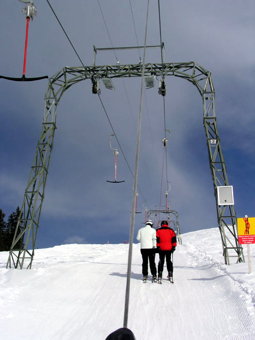 Nein, keine optische Täuschung: Viele Stützen wurden bekamen etwas komische aussehende Zwischenstücke - [url=http://www.alpinforum.com/forum/viewtopic.php?t=9419]eine Erklärung dazu gibts in diesem Forum[/url]
