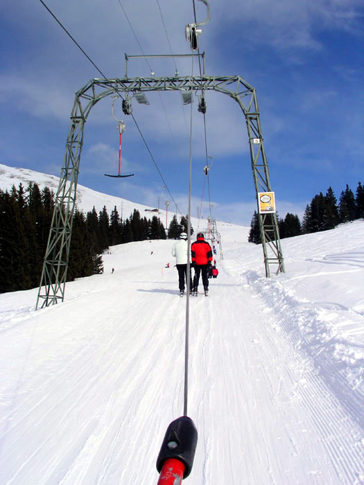 Diese Stütze sieht noch recht originalmässig aus - [url=http://www.jacomet.ch/themen/skilift/album/thumbnails.php?album=7]mehr von diesen Kleinoden gibts z.B. hier[/url]
